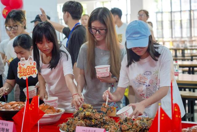 武汉商贸职业学院举办首届美食节