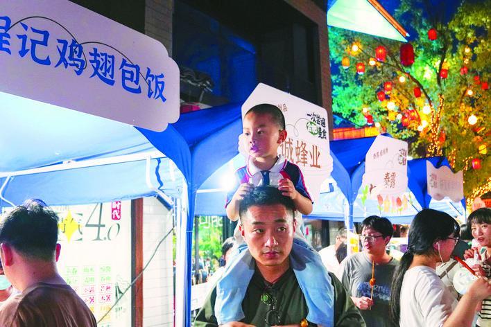 品尝特色美食 体验精彩活动