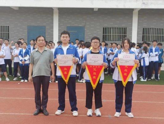 弘扬体育精神，激扬青春风采——济南市莱芜第一中学62级1级部举行德育活动拔河比赛