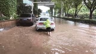 暴雨倾盆  暖心故事“处处闻”