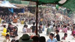 缅甸泼水节多地游客爆满！我们祈愿：早日实现和平！