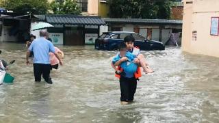瘫痪老人被洪水围困 民警消防紧急救援