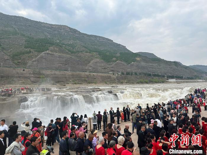 五洲同声唱黄河 在壶口瀑布听“黄河在咆哮”