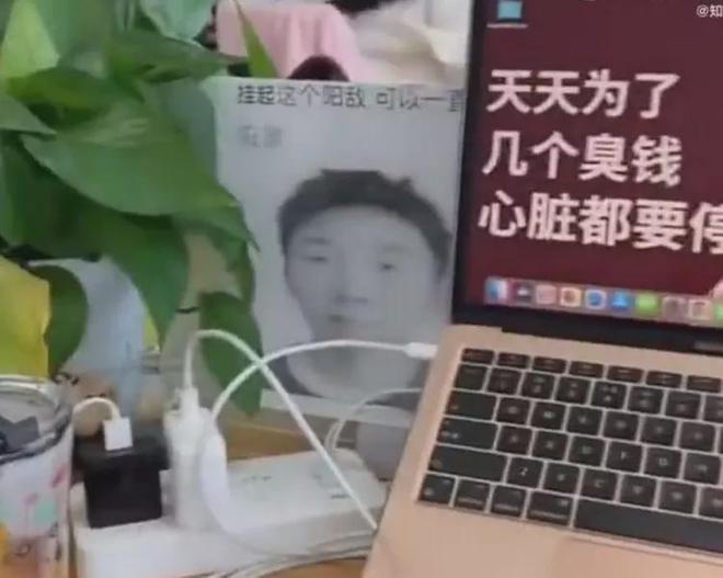 杨迪照片作为护身符被放在站台上，本人回答：希望彩色打印