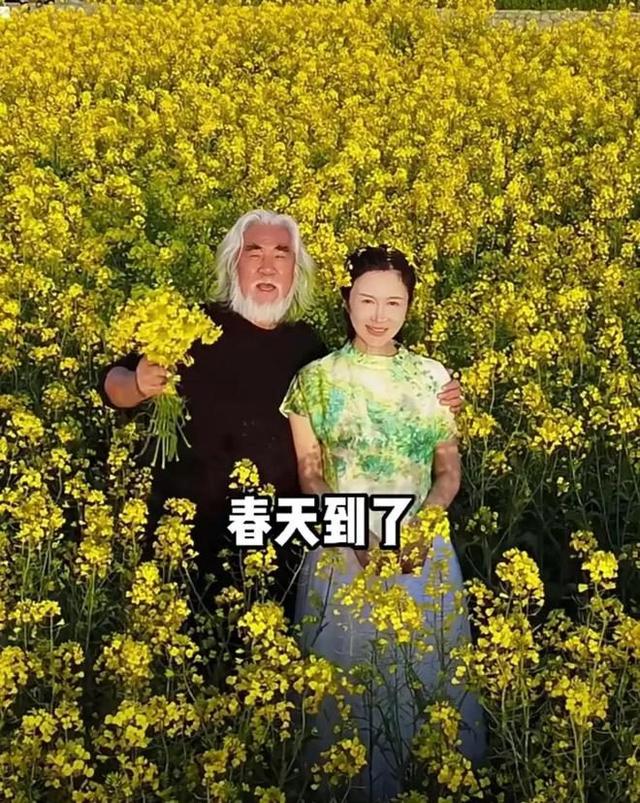 张纪中携小30岁娇妻踏春，油菜花田共舞显恩爱，夫妻同框引热议