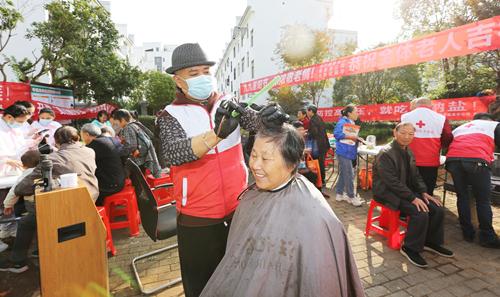 江西婺源：九九重阳节 浓浓慰老情