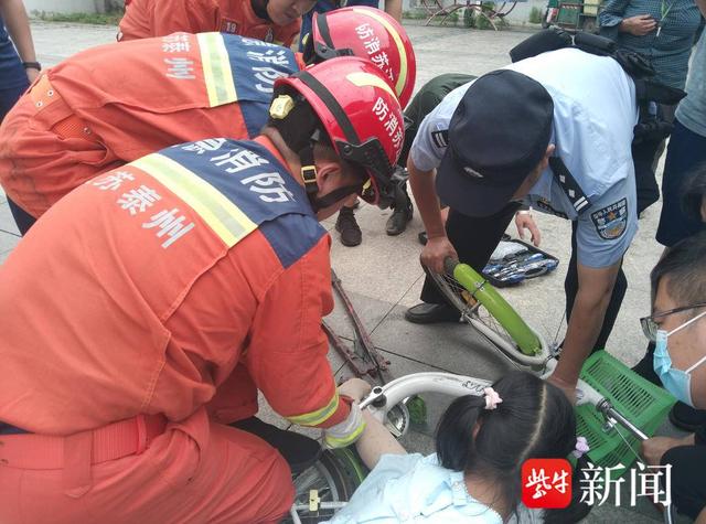 8岁女孩腿卡自行车缝隙，民警火速赶到