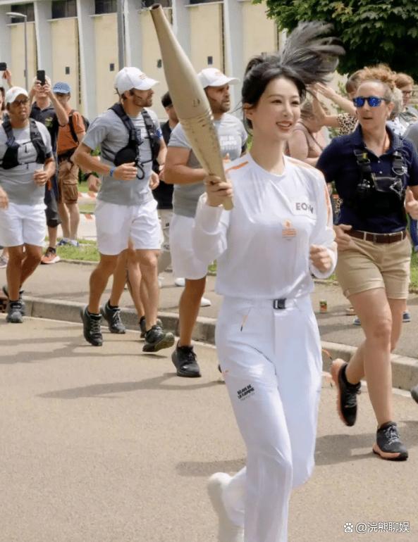 杨紫巴黎奥运传递火炬，青春活力似初恋，内娱小花顶流再添荣耀！