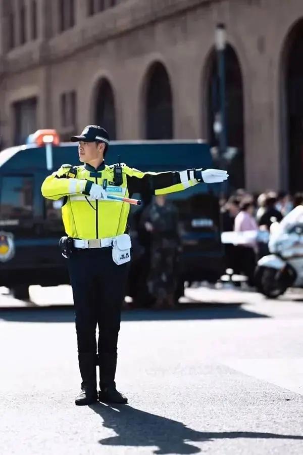 热搜第一！上海警察在外滩火成一道风景！网友直呼：这也太帅了吧