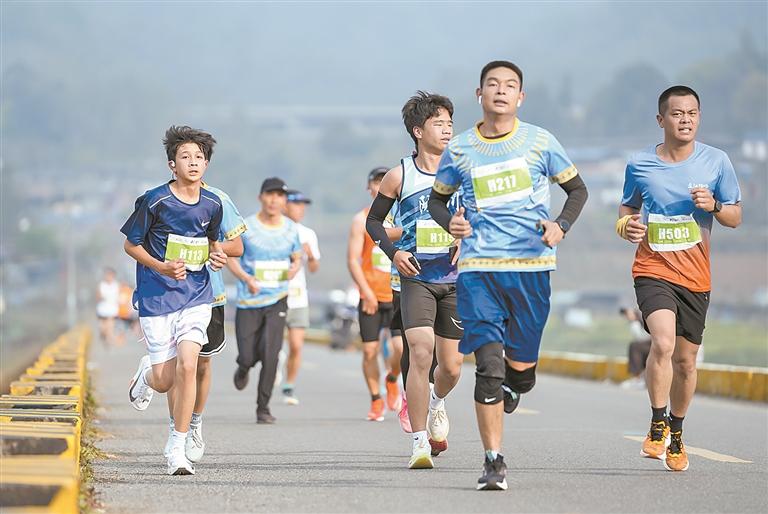 户撒千人花海马拉松赛开赛