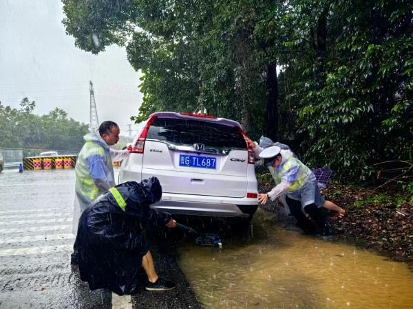 暴雨袭城，安顺应急响应见警见平安！