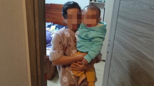 海南一幼童被反锁房间内，消防人员破拆房门救出