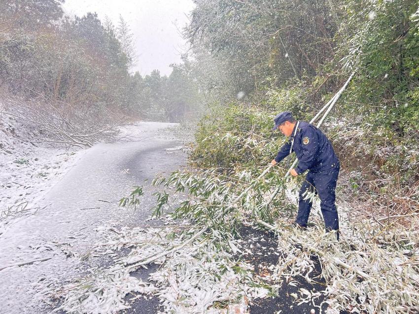 溧水区永阳城管中队：“以雪为令”迅速启动扫雪除冰工作