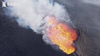 冰岛首都附近火山喷发 游客争睹熔岩奇景