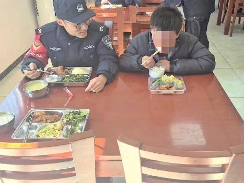 少年负气离家出走民警救助纾解心结