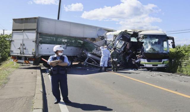 日媒：北海道一巴士与卡车迎头相撞，已致5人死亡