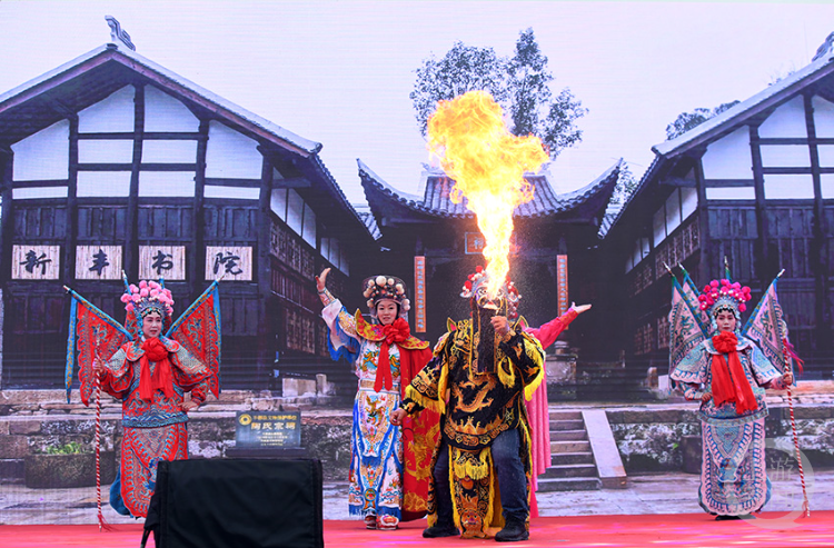 乡村“村晚” 村里的文艺大餐