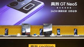 Realme真我全新旗舰手机：150W快充+5200mAh