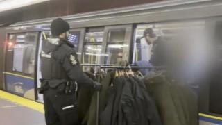 警察都惊了！加拿大男子偷一整排外套坐轻轨运走