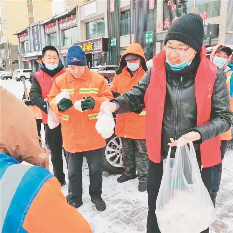 依兰  社区“双报到”服务群众“零距离”