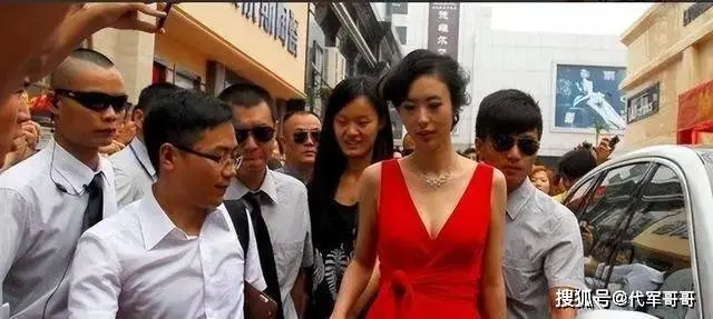 翟凌：曾经的第一车模，遭男友报复全网皆知，婚后生子幸福美满