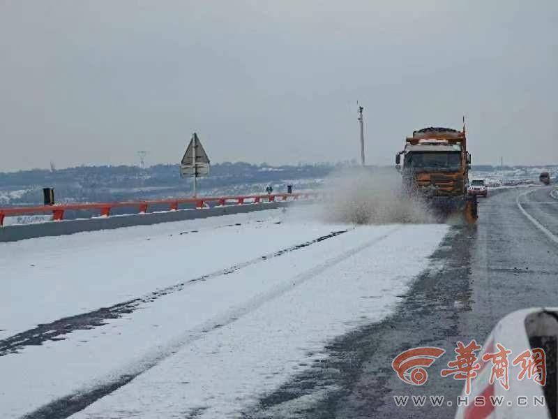 三台除雪王同步作业 绕城高速阶梯式除雪进行中