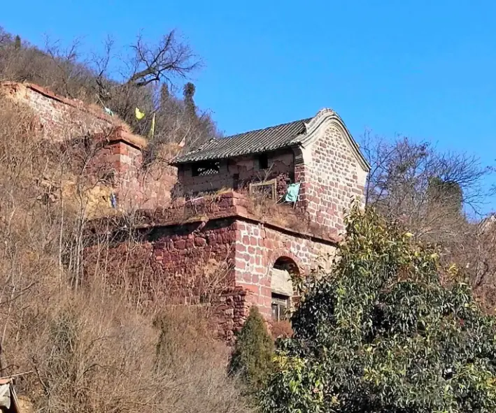 清代状元的后裔：独居深山状元府，坚守着祖宅，无水无电乞讨为生