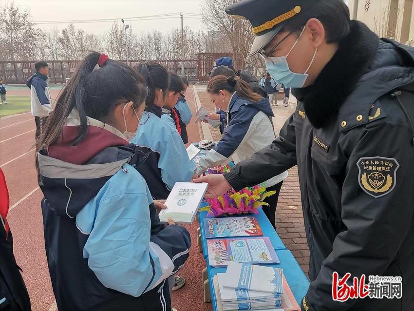 石家庄高新区太行大街小学举行消防逃生演练