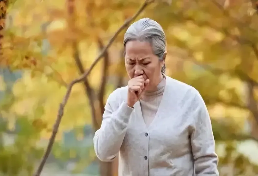 大妈老是咳嗽，反复检查喉镜正常，2个月后去世，丈夫：死不瞑目