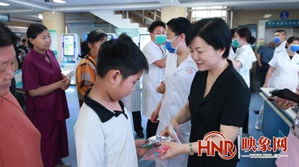 商丘市中心医院举行“淡淡芳草香，浓浓中心情”端午节主题活动