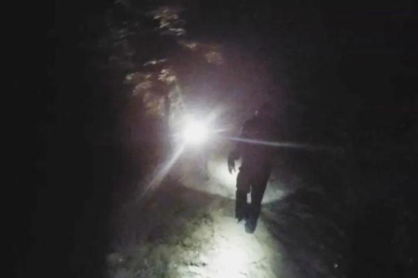 广州从化警方5小时救援4名迷路登山者