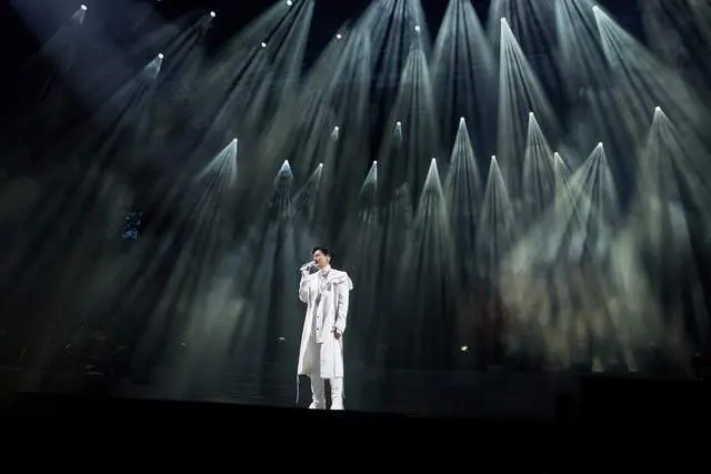 张信哲巡演六年三访南京，“未来式终极版”现场金曲连唱引欢呼
