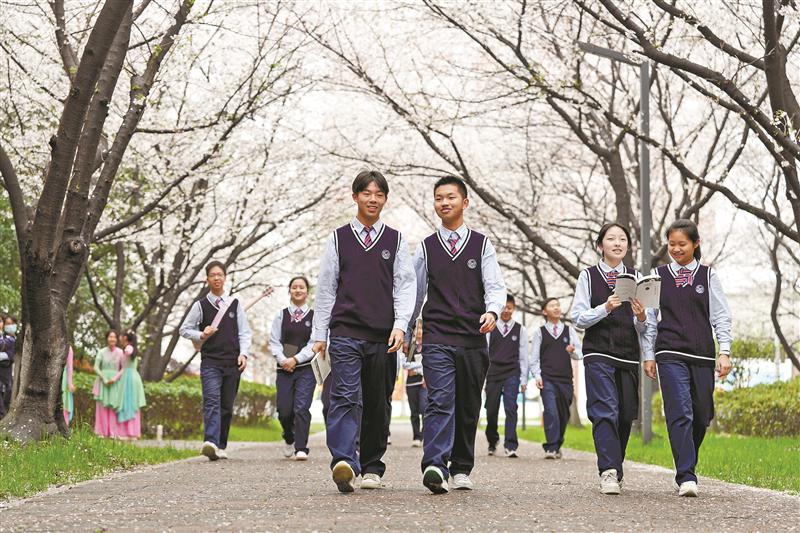 锡城两校举办校园樱花节