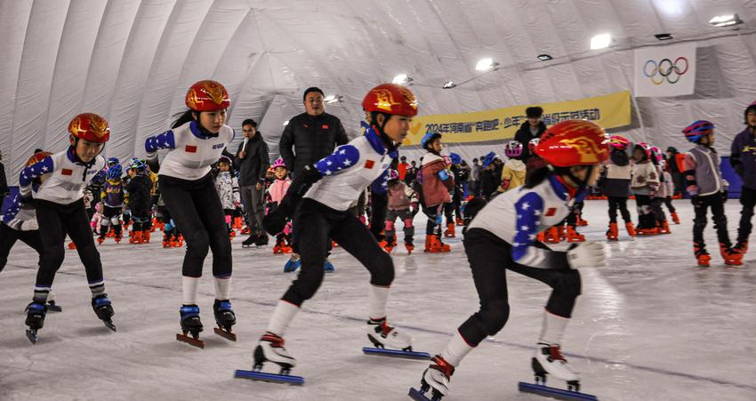 热“雪”沸腾，“奔跑吧·少年”冰雪趣味运动会举办