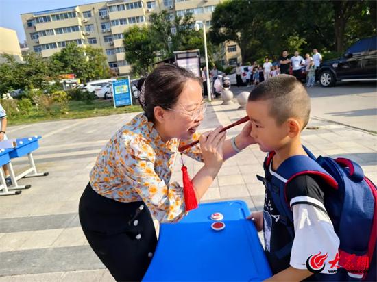 潍坊奎文樱园小学点朱砂启智 鸣鼓迎新篇