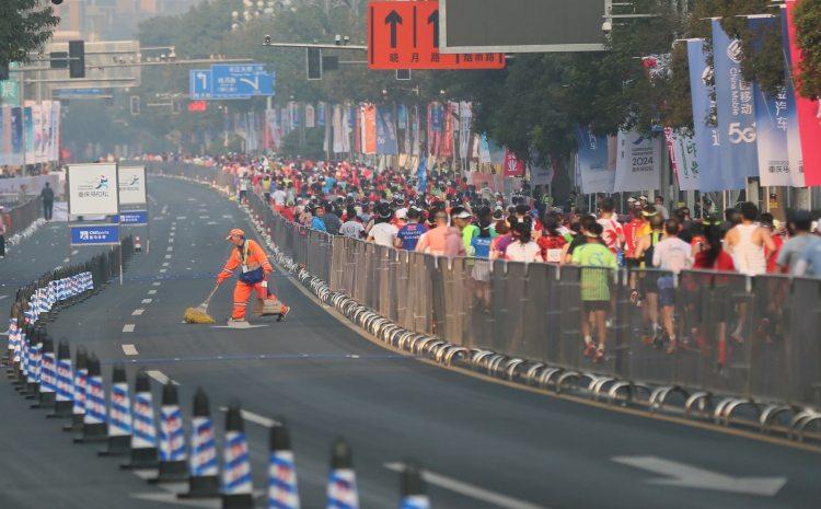 三万人赛道干净整洁 他们是重马背后默默付出的功臣