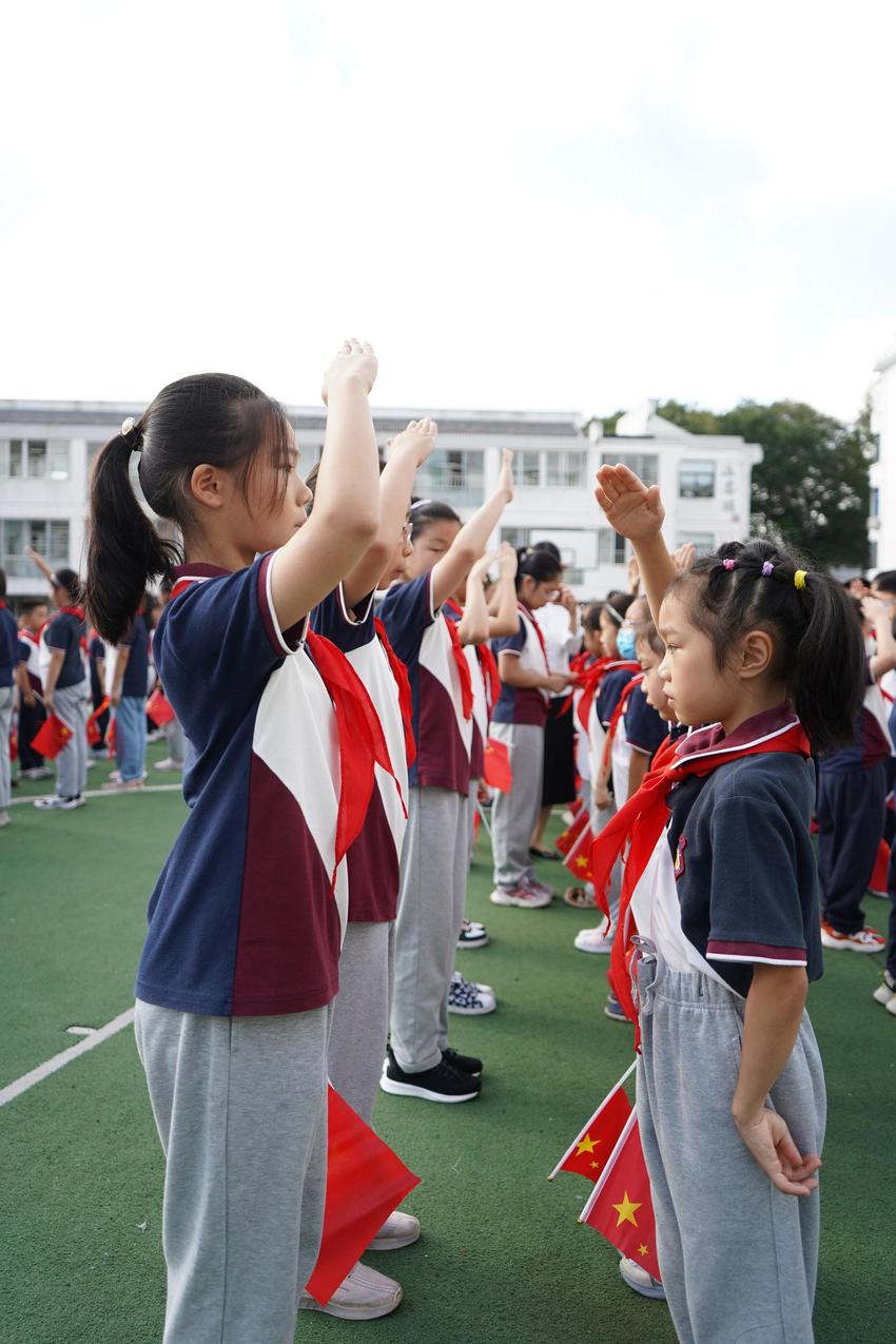 沧浪实小新队员光荣入队，一起唱响赞歌送祖国