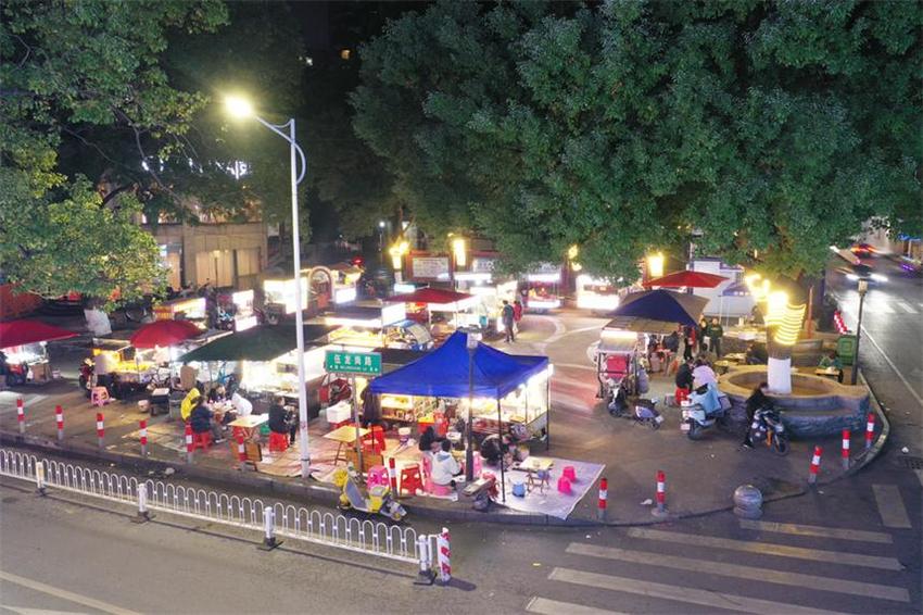 江西南昌县：繁华夜市 干净有序烟火气足