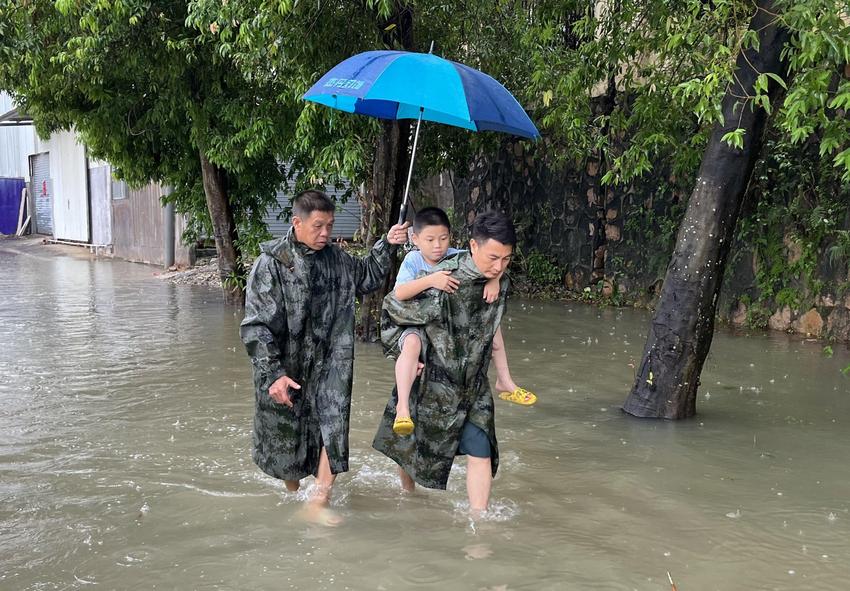 逆风而上战暴雨｜直击广东多地暴雨救援一线