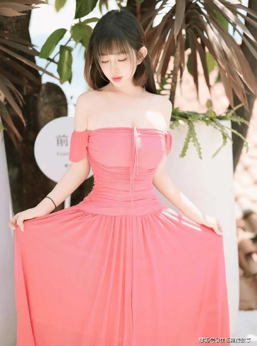 粉红色方领抹胸连衣裙与透明凉鞋的绝妙搭配