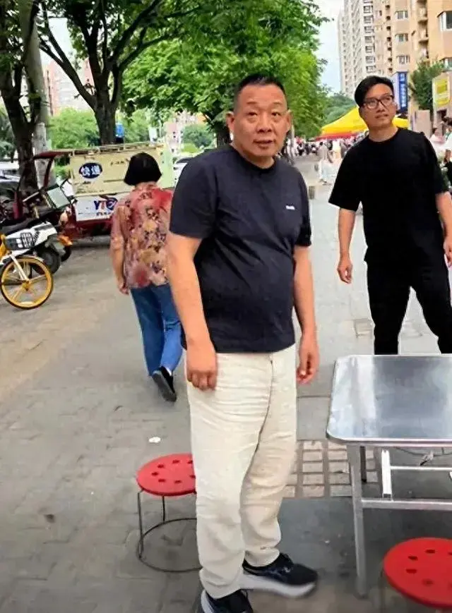 于东来和朋友街头练地摊，喝酒划拳太接地气，最低调的亿万富豪