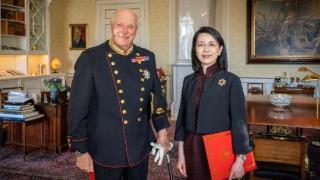 驻挪威大使侯悦向挪威国王哈拉尔五世递交国书