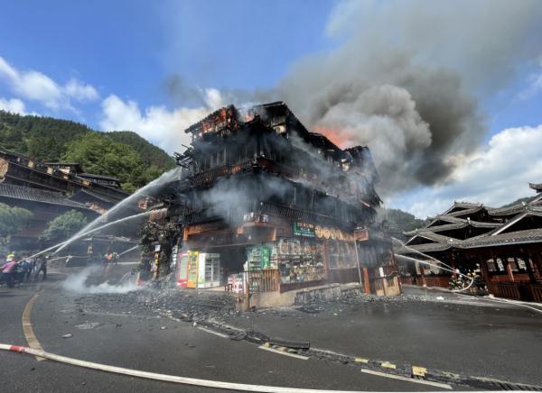 西江千户苗寨过火面积约450平，已致2死6伤