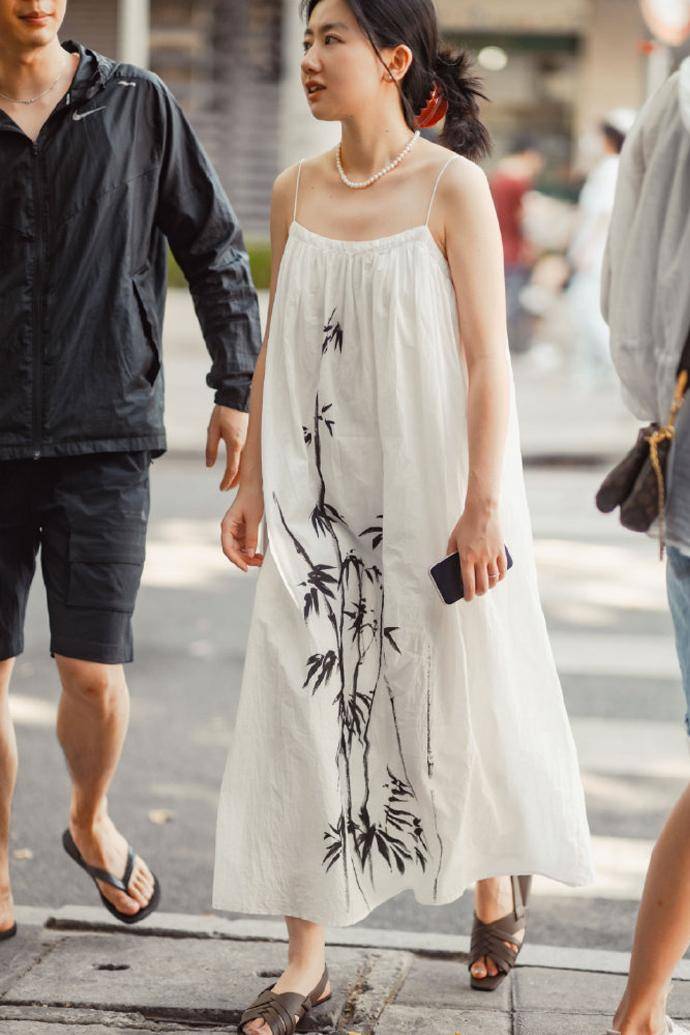 上海女生穿“露背裙”，有3个时尚特征，避免俗气和简单高级