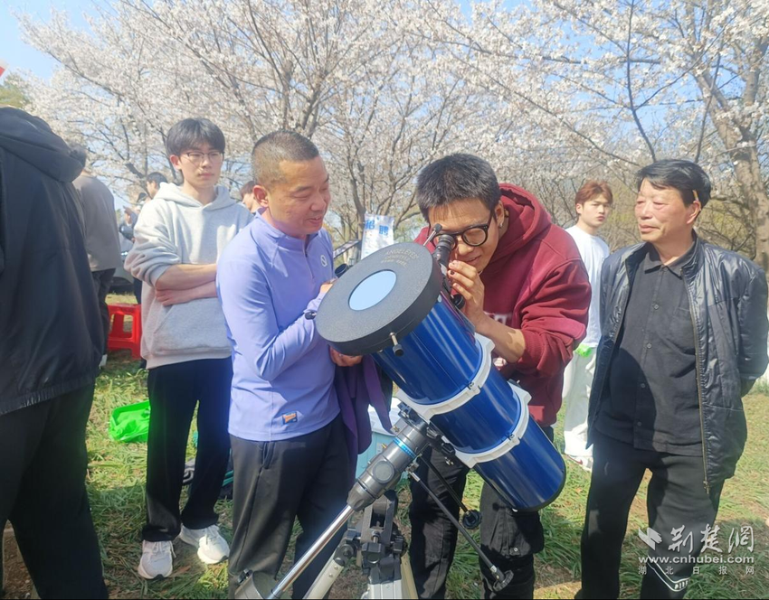 湖北二师“樱花树下”志愿服务公益集市火热“开市”