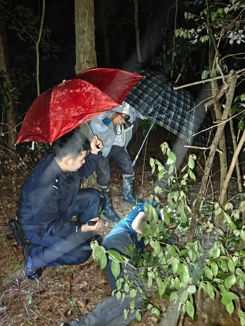 湖南东安县花桥派出所民警暴雨夜搜山，成功救下轻生男子