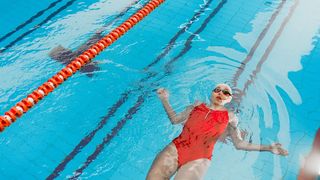 动海报 | 亚残运会游泳比赛现场 教练为何拿着长杆敲运动员？这是提醒视障运动员的特殊方式