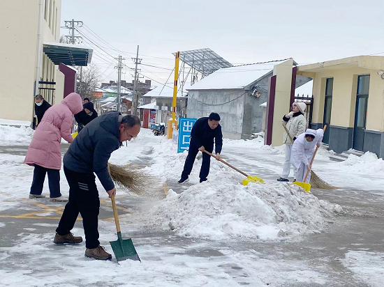 蒙阴县坦埠中心卫生院：扫雪除冰，“医”路畅通