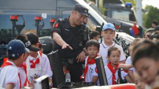 江苏盐城东台：萌娃进警营 上好新学期第一堂安全课