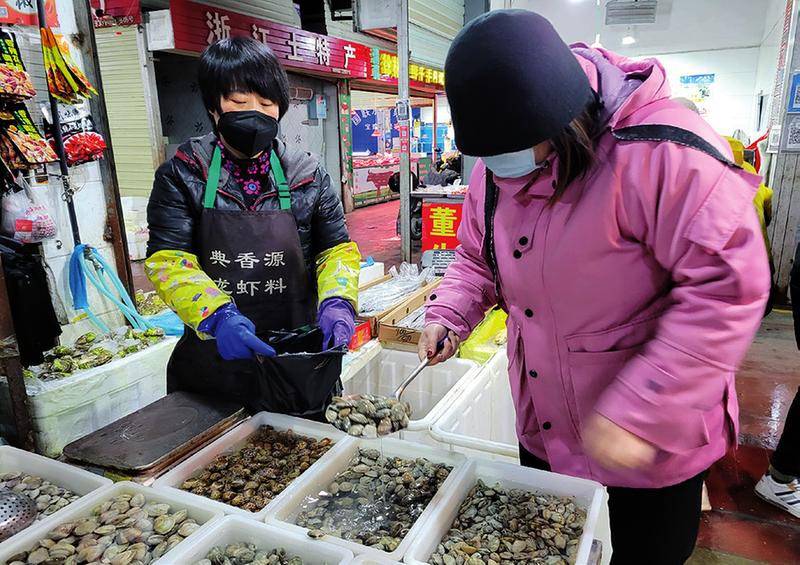 水产市场购销两旺平价海鲜最受青睐